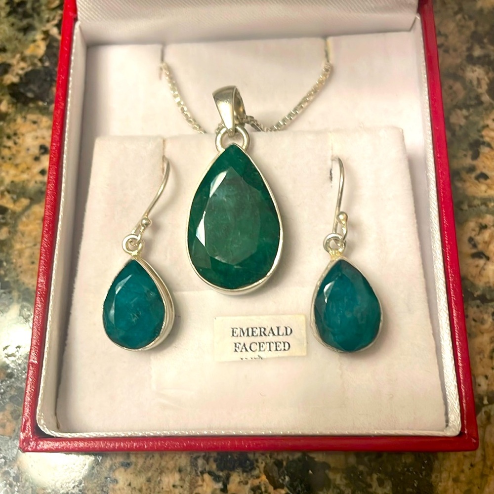 Genuine Emerald’s Sterling Silver Pendant & Earring’s Set. Retail 345.00 NWT